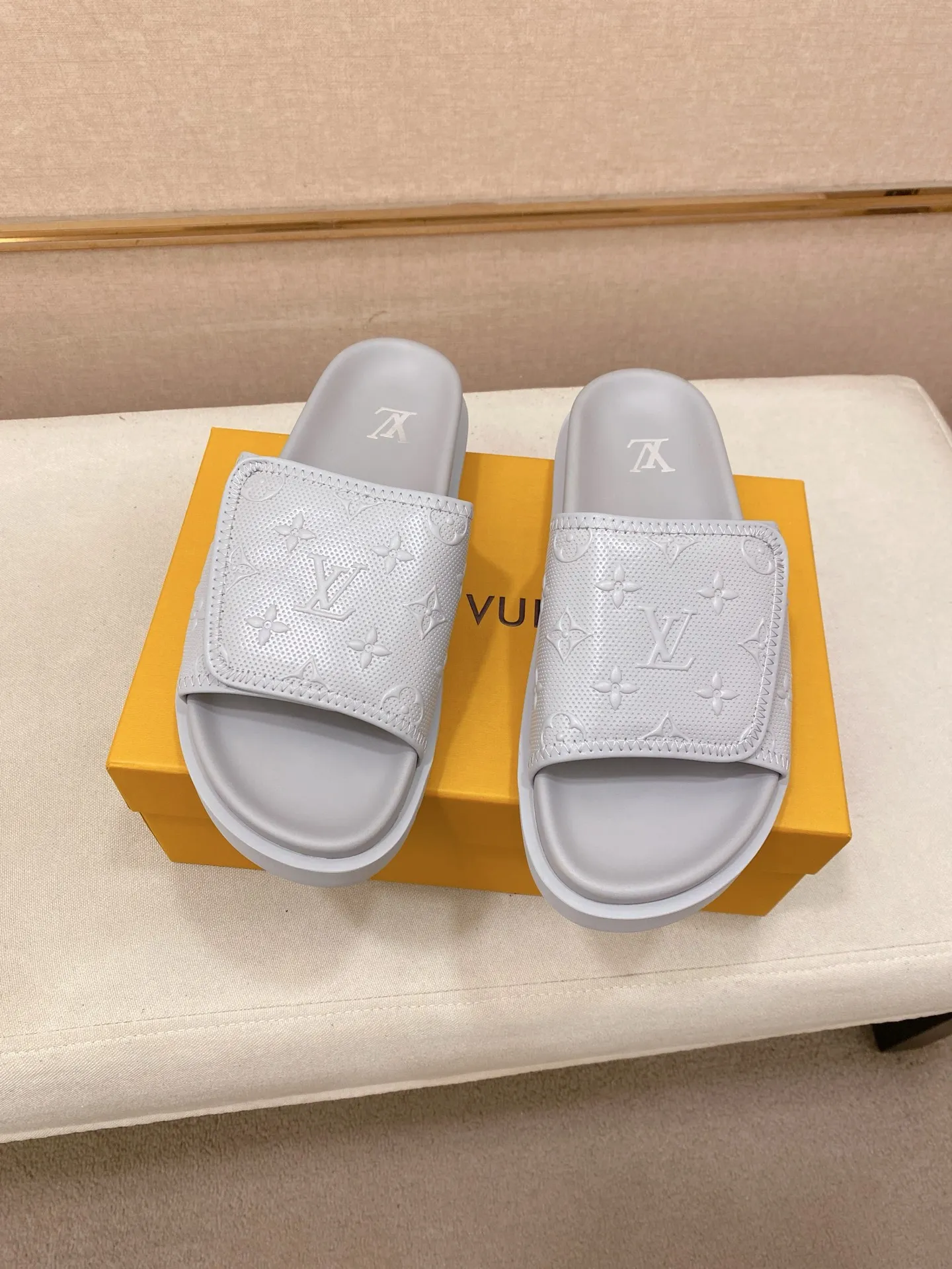 Men's shoes💰: 320💰Made by LV🔍Top purchasing agent, men's spring and summer slippers are available at the same counter. The uppers are made of cowhide imported from Italy, with logo graphics and high-quality craftsmanship. Soles: original soles specially provided by the original factory. Exclusive molded soles are super comfortable. Original goods with single order, 🔍🔍high quality, you can enter and exit the counter at will. Welcome to compare, code number 38-44.